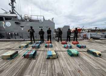 Persecución marítima culmina con decomiso de 450 paquetes de droga y arresto de cuatro venezolanos