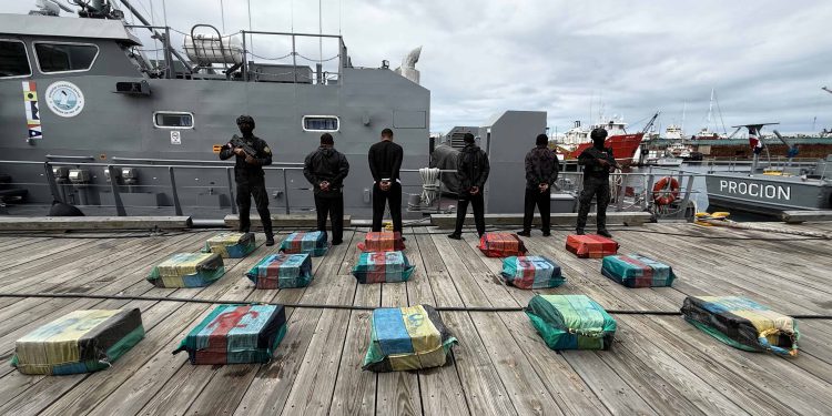 Persecución marítima culmina con decomiso de 450 paquetes de droga y arresto de cuatro venezolanos