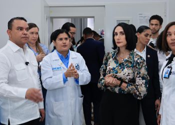 Primera dama y director del SNS realizan visita al INCART