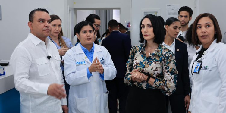 Primera dama y director del SNS realizan visita al INCART