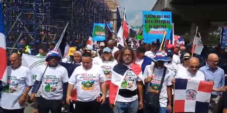 Marcha en Santiago paraliza vías y exige garantía oficial contra minería en la Cordillera Septentrional