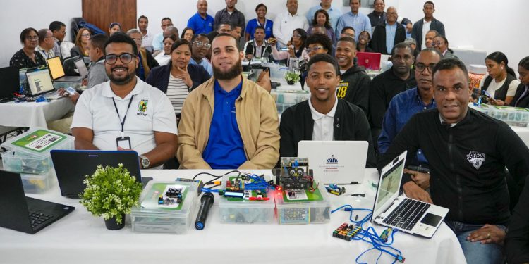 Regional 15 capacita a dinamizadores TIC en robótica educativa con Arduino