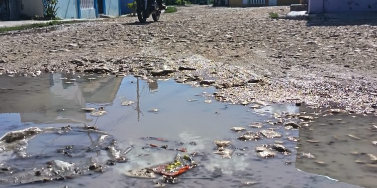 Moradores de La Línea en Barrio Arriba, Cabral, denuncian abandono y exigen intervención urgente