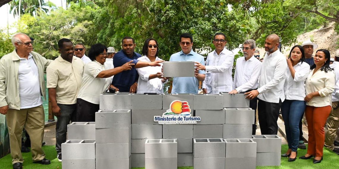 Ministro Collado deja iniciada varias obras en Barahona y Bahoruco, con una inversión de más 112 millones de pesos.