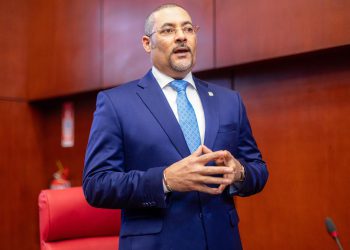 Senador Eduard Espíritusanto propone modificar Ley de Residuos Sólidos con pago proporcional a desechos, eliminación de cobros a ONG y aporte a ayuntamientos.