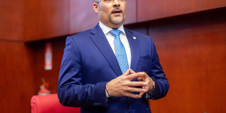 Senador Eduard Espíritusanto propone modificar Ley de Residuos Sólidos con pago proporcional a desechos, eliminación de cobros a ONG y aporte a ayuntamientos.