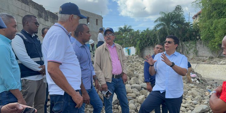 Fellito Suberví inspecciona trabajos en cañadas Guajimía y Los Girasoles