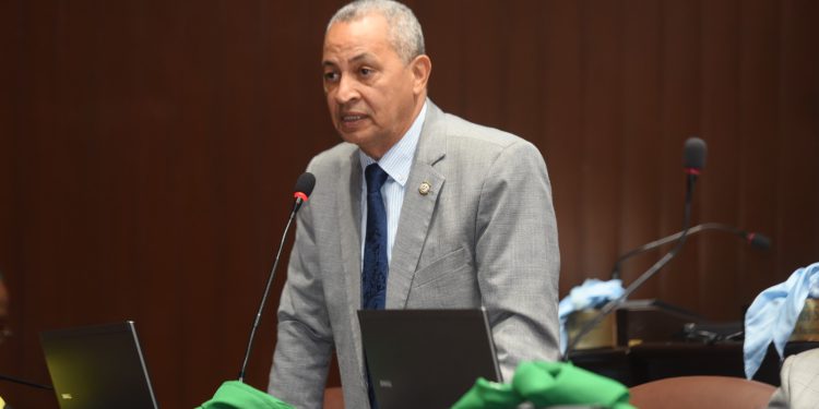 Diputado Pedro Martínez deposita proyecto de ley para eliminar exoneraciones de vehículos a legisladores
