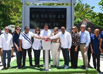David Collado deja iniciada construcción plaza de vendedores en playa Teco de Maimón, Puerto Plata.