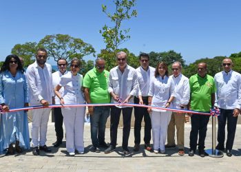 Presidente Abinader y ministro Collado entregan obras de renovación playa Sosúa y su nueva plaza de vendedores.