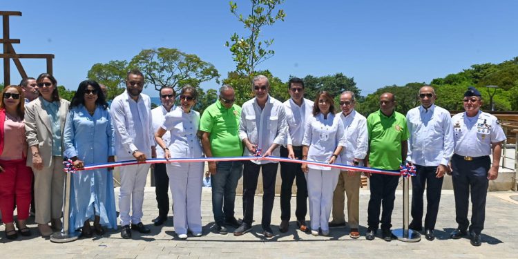 Presidente Abinader y ministro Collado entregan obras de renovación playa Sosúa y su nueva plaza de vendedores.