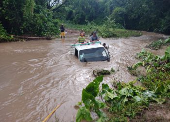 Personas desplazadas, viviendas afectadas, comunidades incomunicadas, daños de vehículos e inconvenientes en el tránsito han provocado las lluvias con fuertes vientos que se registraron en las regiones Norte, Este y Sur del país.