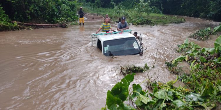Personas desplazadas, viviendas afectadas, comunidades incomunicadas, daños de vehículos e inconvenientes en el tránsito han provocado las lluvias con fuertes vientos que se registraron en las regiones Norte, Este y Sur del país.