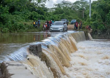 COE reporta más de 30 mil personas desplazadas por lluvias: mantiene 28 provincias en alerta