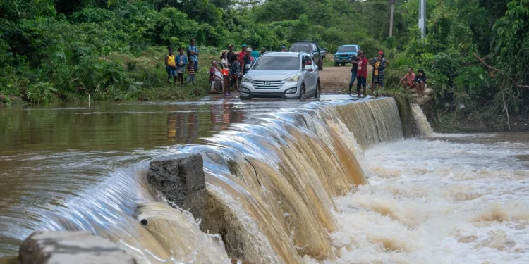 COE reporta más de 30 mil personas desplazadas por lluvias: mantiene 28 provincias en alerta
