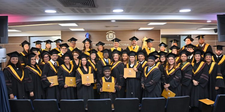 JCE- IESPEC celebra primera graduación ordinaria de Especialidad en Administración Política Electoral y anuncia “Cátedra Magistral Abigail Mejía”
