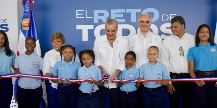 Abinader inaugura techados escolares en La Fe y Las Palmas de Herrera para impulsar deporte estudiantil