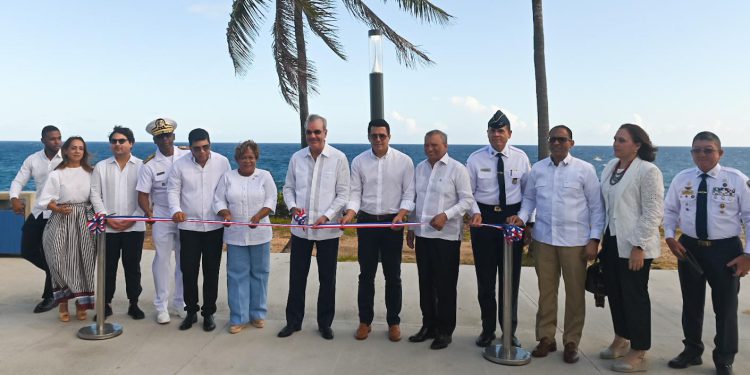 Presidente Abinader y ministro Collado inauguran segunda etapa del malecón de Santo Domingo Este.