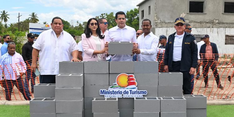 Turismo inicia obra en Las Clavellinas de Azua.
