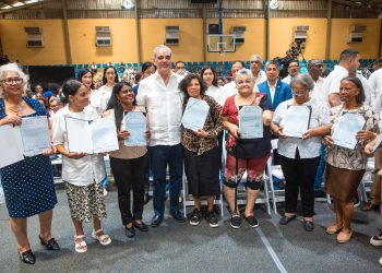 Presidente Luis Abinader entrega en Haina 1,279 títulos de propiedad y beneficia 6,385 personas