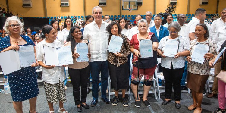 Presidente Luis Abinader entrega en Haina 1,279 títulos de propiedad y beneficia 6,385 personas