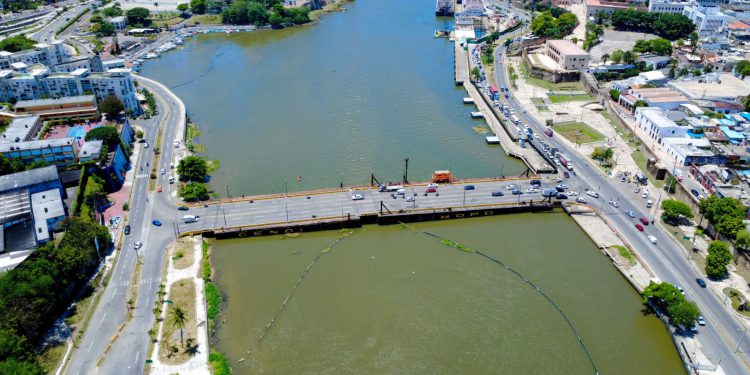 El Puente Flotante será cerrado por 2 horas este sábado para permitir el paso de una embarcación