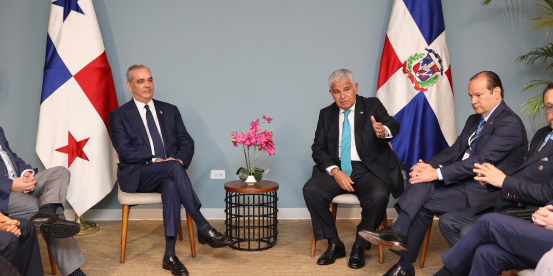 Presidente Abinader sostiene encuentro con líderes empresariales panameños para ampliar oportunidades de inversión