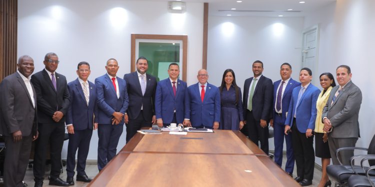 Diputados y miembros de la Superintendencia de Bancos tratan proyecto de ley que regula el embargo retentivo