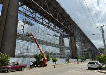 Residentes de Los Guandules destacan avances en rehabilitación del puente de la 17, pero comerciantes denuncian impacto económico por desalojos