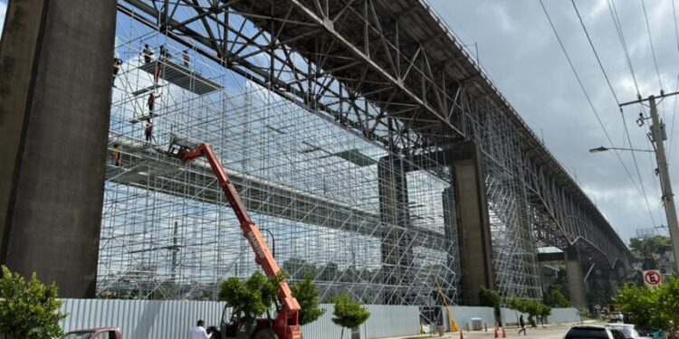 Residentes de Los Guandules destacan avances en rehabilitación del puente de la 17, pero comerciantes denuncian impacto económico por desalojos