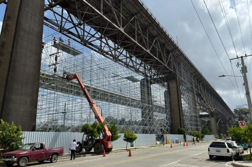 Residentes de Los Guandules destacan avances en rehabilitación del puente de la 17, pero comerciantes denuncian impacto económico por desalojos