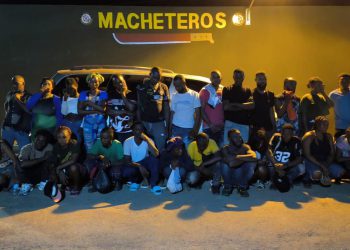 Ejército intercepta vehículo con 27 migrantes en situación irregular en Valverde