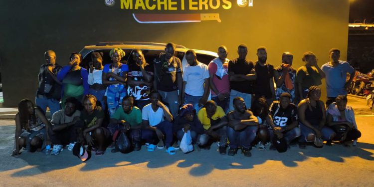 Ejército intercepta vehículo con 27 migrantes en situación irregular en Valverde