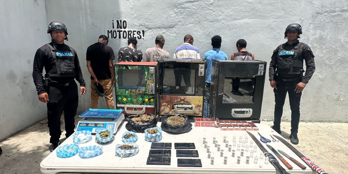 Incautan tragamonedas, drogas, cigarrillos ilegales y detienen ocho personas durante operativo en Capotillo
