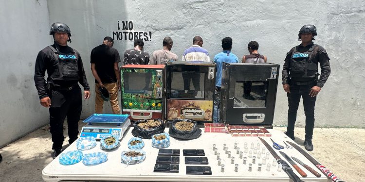 Incautan tragamonedas, drogas, cigarrillos ilegales y detienen ocho personas durante operativo en Capotillo