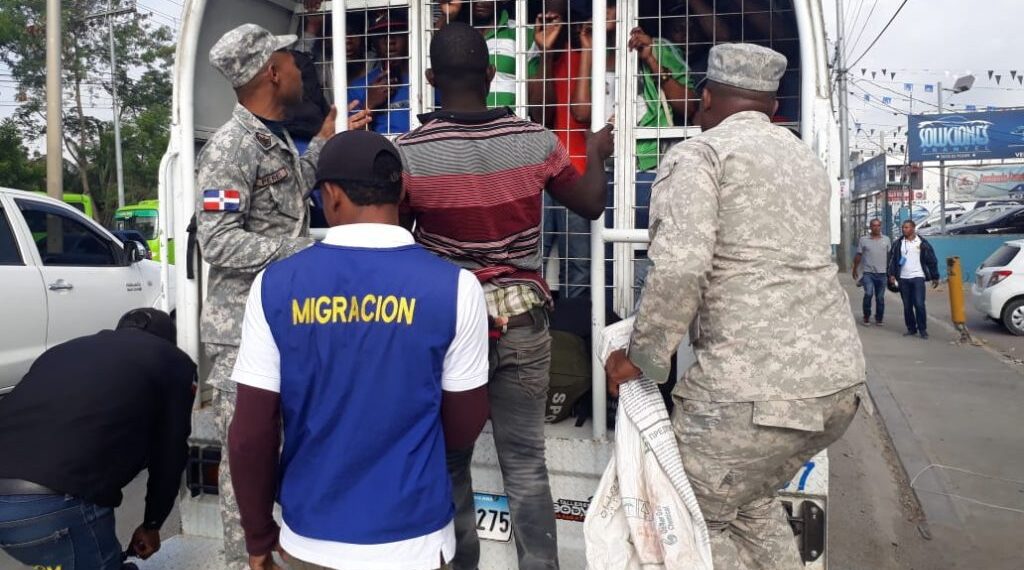 Haitiano resulta herido tras intentar escapar de agentes de Migración en Los Alcarrizos