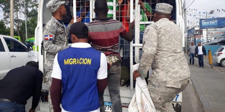 Haitiano resulta herido tras intentar escapar de agentes de Migración en Los Alcarrizos