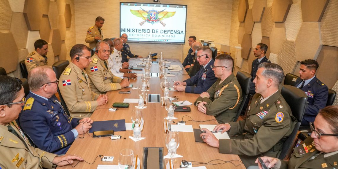 Ministro de Defensa recibe delegación del Comando Sur de los Estados Unidos para fortalecer cooperación bilateral