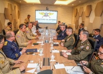 Ministro de Defensa recibe delegación del Comando Sur de los Estados Unidos para fortalecer cooperación bilateral