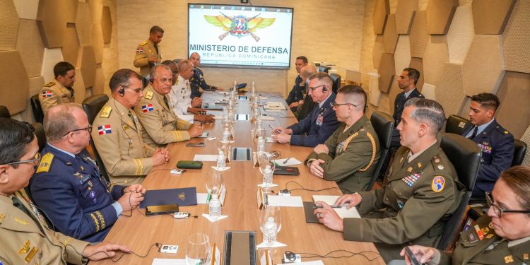 Ministro de Defensa recibe delegación del Comando Sur de los Estados Unidos para fortalecer cooperación bilateral