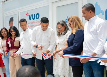 Ministerio de la Juventud inaugura Ventanilla Única de Oportunidades en Azua y entrega 150 becas Generación STEAM