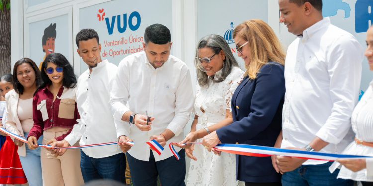 Ministerio de la Juventud inaugura Ventanilla Única de Oportunidades en Azua y entrega 150 becas Generación STEAM