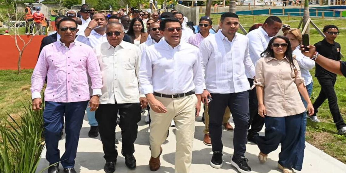 David Collado supervisa construcción de obra en los Bajos de Haina
