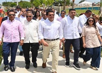 David Collado supervisa construcción de obra en los Bajos de Haina