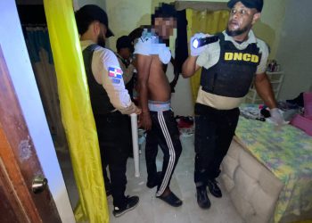 Apresan a presunto microtraficante con drogas y dos armas de fuego en Higüey