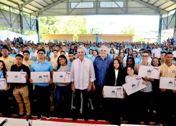 Presidente Abinader exhorta a estudiantes a prepararse en inglés, tecnología y valores para alcanzar el éxito