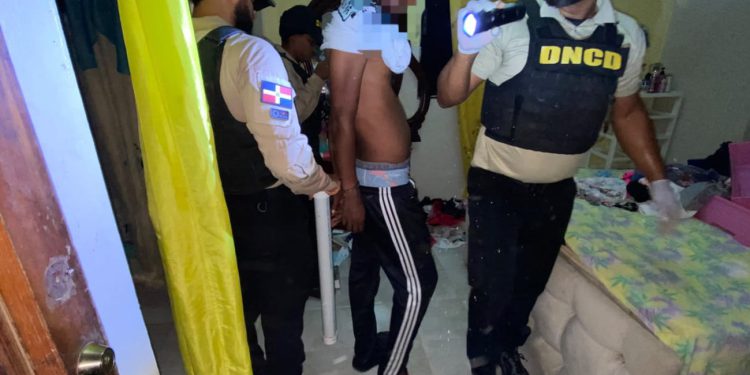 Apresan a presunto microtraficante con drogas y dos armas de fuego en Higüey