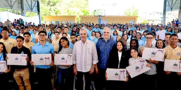 Presidente Abinader exhorta a estudiantes a prepararse en inglés, tecnología y valores para alcanzar el éxito