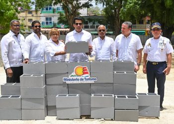 David Collado inicia el malecón Boca Chica y dos parques.