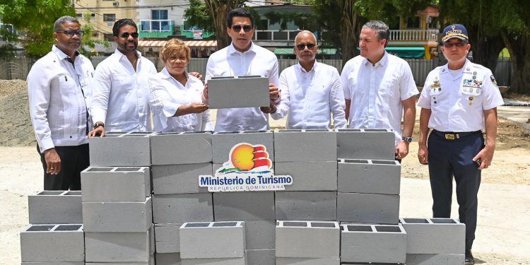David Collado inicia el malecón Boca Chica y dos parques.